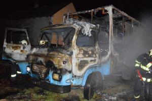 Opilec položil na rozpálená kamna rádio a usnul. Hořel pak celý obytný vůz