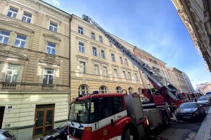 Požár bytu v Praze likvidovaly tři jednotky hasičů, nikdo nebyl zraněn (VIDEO)