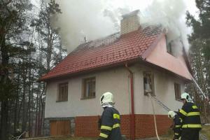 Střecha chaty v plamenech, v objektu byla plynová lahev