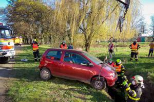 S vytažením malého Twinga musela ve Studénce pomoci velká Tatra (VIDEO)