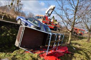 Felicie se asi trochu splašila. I s přívěsným vozíkem sjela do příkopu