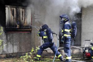 Pražští hasiči v opuštěném objektu na Liberecku cvičili se zařízením Cobra (VIDEO)