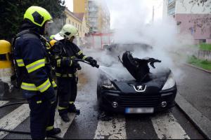 Malá závada způsobila velký požár osobního automobilu