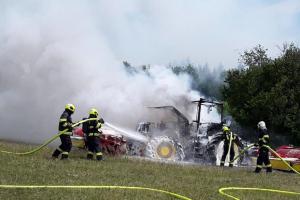 Požár traktoru za obcí Lipina, škoda přes dva miliony
