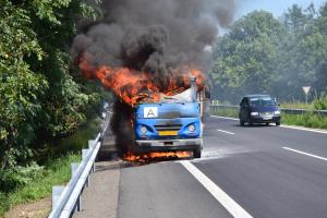 Na dálnici shořela Avia, vyšetřovatel hasičů nejdřív bojoval s plameny sám