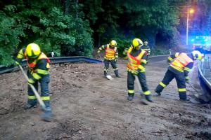 Bouřka na Sokolovsku. Voda vyplavila na silnici bahno a kamení