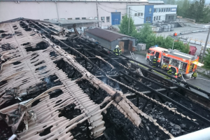 Požár střechy výrobní haly v Českém Těšíně, hasiči uchránili okolní budovy