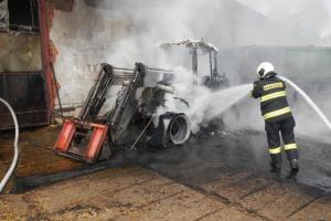 Traktor v plamenech a se škodou za milion