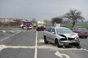 Havárie dvou automobilů v Jarošově, zranění jen jedno