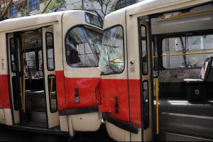 V Praze se srazily dvě tramvaje, dvacet zraněných osob skončilo v nemocnici