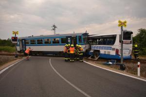 Vlak se u Struhařova srazil s autobusem. Zraněno deset lidí (VIDEO)