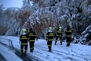 Extra: Boží Dar pod vysokým sněhem. Pomáhají ho odklízet i hasiči (VIDEO)