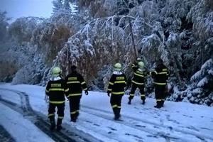 Extra: Boží Dar pod vysokým sněhem. Pomáhají ho odklízet i hasiči (VIDEO) Extra: Boží Dar pod vysokým sněhem. Pomáhají ho odklízet i hasiči (VIDEO)