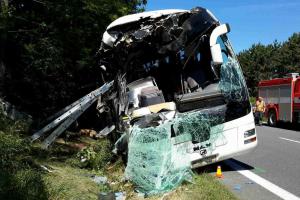 Na dálnici D35 havaroval autobus s desítkami cestujících, 24 osob se zranilo (VIDEO)