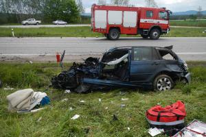 Další mrtví. Tragická nehoda dvou osobáků uzavřela silnici u Bujanova