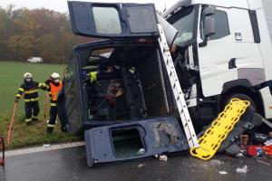 Hodně černý pátek. Při nehodě kamionu a dodávky čtyři mrtví