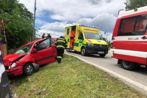 Po srážce dvou osobáků jedno ještě vrazilo do plotu