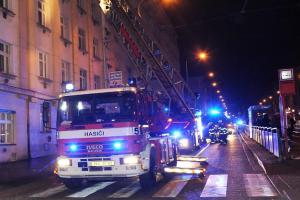 Při požáru bytu v Praze 2 zemřel člověk, osm desítek lidí bylo evakuováno