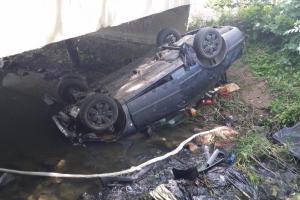 Víkendová koupel: Osobní auto sjelo v Hněvotíně do potoka