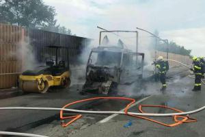 Konec nudy na milované dálnici D1. V Brně hořel náklaďák