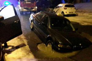V Chebu se propadla podmáčená vozovka, do kráteru najelo auto taxislužby