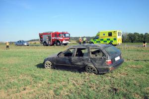 Po havárii se osobní auto značky BMW několikrát převrátilo přes střechu