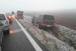 Mlha, námrazy na vozovce a řada nehod, takové bylo páteční ráno na silnicích v Pardubickém kraji