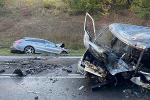 Tragédie na Kladensku. V hořící dodávce po nehodě zemřeli dva lidé