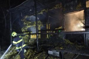 V rekreační oblasti u Berounky hořela chata, před ní i živá pochodeň