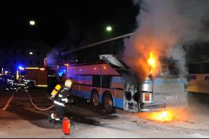 Konečná stanice Praha-Florenc. Platilo to pro autobus, z motoru šlehaly plameny