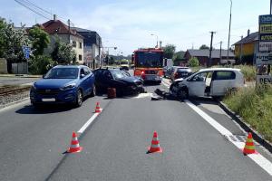 Kolize dvou osobáků v Ostravě - Porubě. Zraněno pět lidí, z toho dvě děti