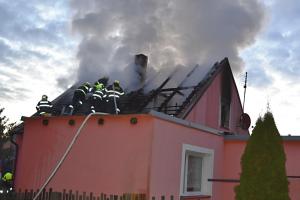 Při požáru domu na Rakovnicku zemřela jedna osoba
