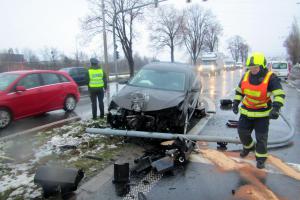 Řidič zbořil městský semafor, tím i svoje auto a nic se mu přitom nestalo (VIDEO)