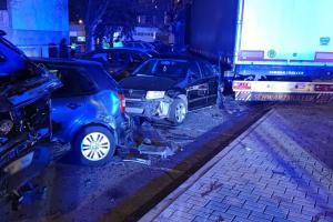 Opilý řidič kamionu. Zmasakroval pak řadu zaparkovaných osobních aut