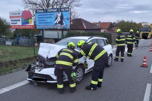 V obci Hrušová došlo k nehodě dvou osobních automobilů