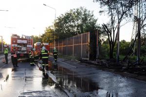 V Kbelské ulici hořela dřevěná protihluková stěna v délce dvaceti metrů