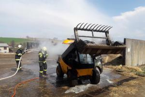 Na Velikonoční pondělí hořel nakladač. Levné to zrovna nebylo
