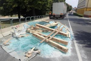 Střepy někdy štěstí nepřináší. Tabule skla skončily rozbité na vozovce