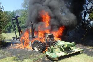 U obce Komárov shořel po poledni traktor