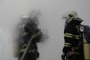 Požár bytu usmrtil ženu, muže odvezla záchranka