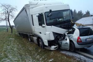 Tragický začátek týdne. Řidič osobáku zemřel po čelním střetu s kamionem