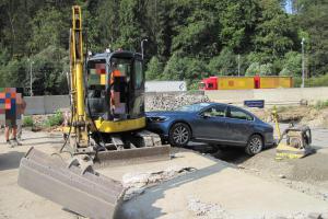 Řidič chtěl projet stavbou, zastavil ho až náraz do bagru