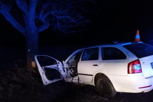 Náraz do stromu a nohy vmáčknuté pod volant. Havárie osobáku