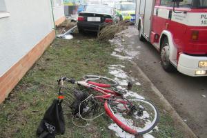 Osobák ve Starém Městě smetl cyklistu. Ten srážku nepřežil