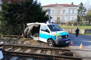 Na Příbramsku při kolizi převozové sanitky a vlaku zemřel pacient