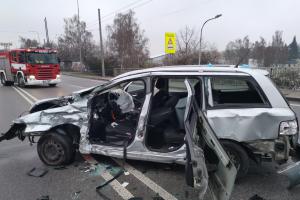 Náraz do zábradlí a betonového stožáru. Řidička osobáku nepřežila