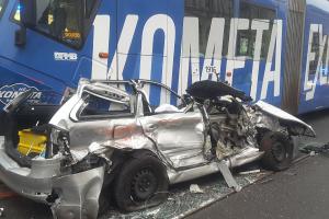 Světe div se, osobní auto se v Brně mezi dvě tramvaje nevešlo