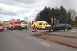 Hasiči ve Frýdku-Místku vyprošťovali zaklíněnou osobu po střetu dvou vozidel