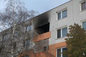 Požár na lodžii paneláku. Stačilo se nezajímat o cigaretový nedopalek