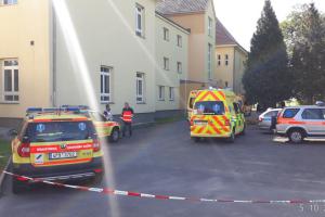 Příliš silná vůně. Hasiči, záchranka i policie se sjeli do základky v Chotěšově